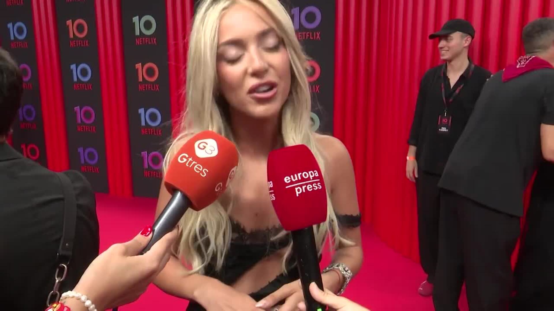 Ana Mena habla de su felicidad junto a Óscar Casas y define como "maravillosos" a los Casas