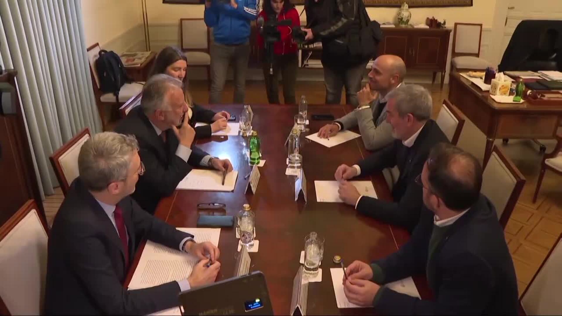 El Gobierno pacta con Canarias dar de alta a 827 menores migrantes en el sistema de protección