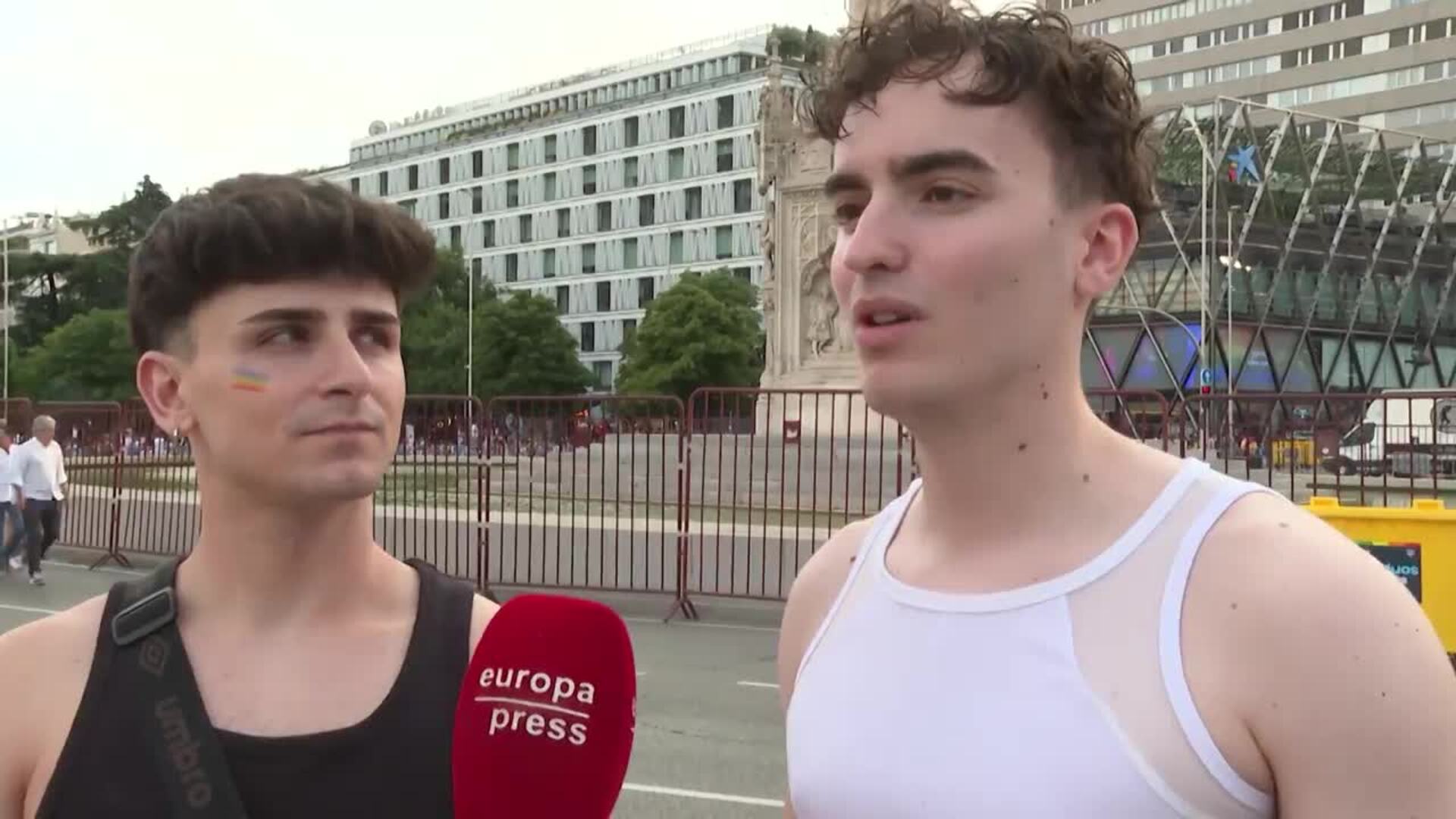 Miles de personas marchan en el Orgullo de Madrid al grito de "ni un paso atrás"