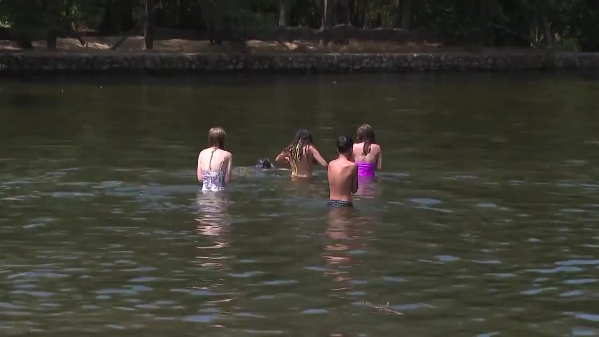 Madrileños combaten las altas temperaturas en Las Presillas: "Debería haber más sitios así"