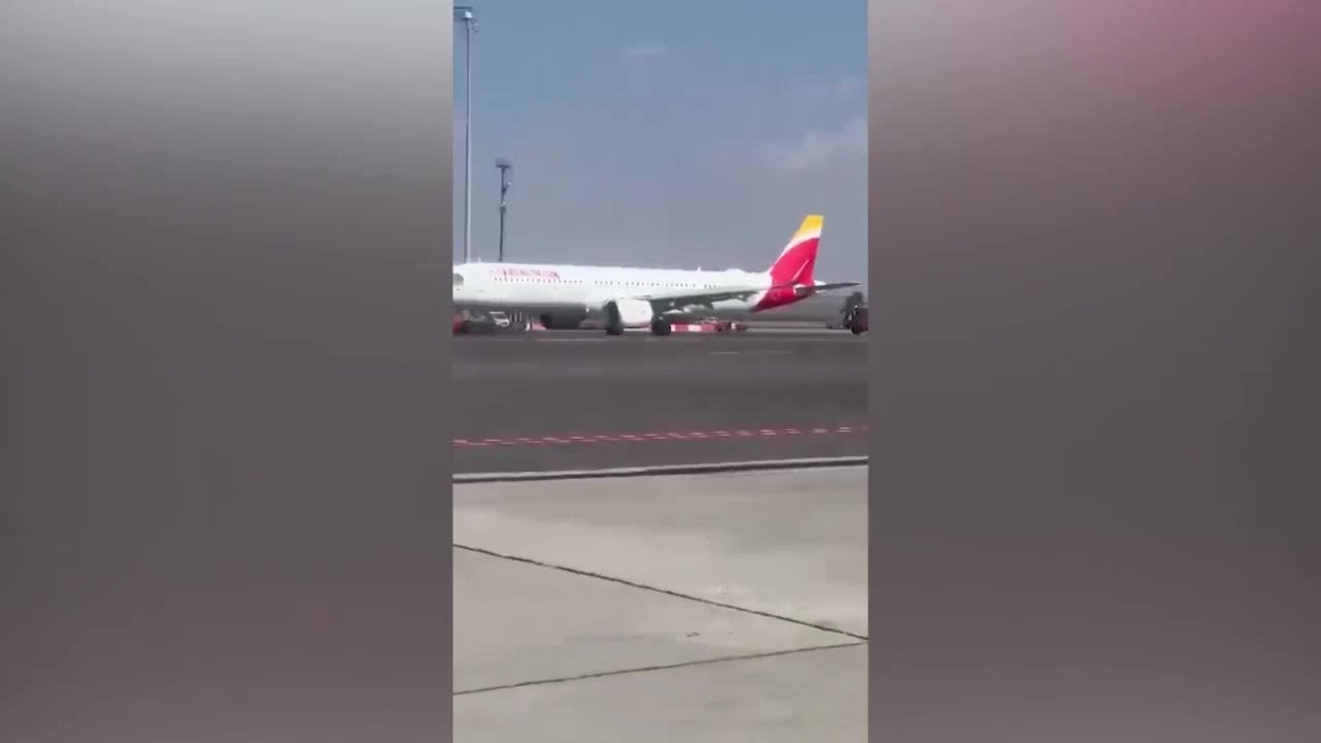 Avión de Iberia aterriza de emergencia en Barajas tras los daños causados por impacto de ave