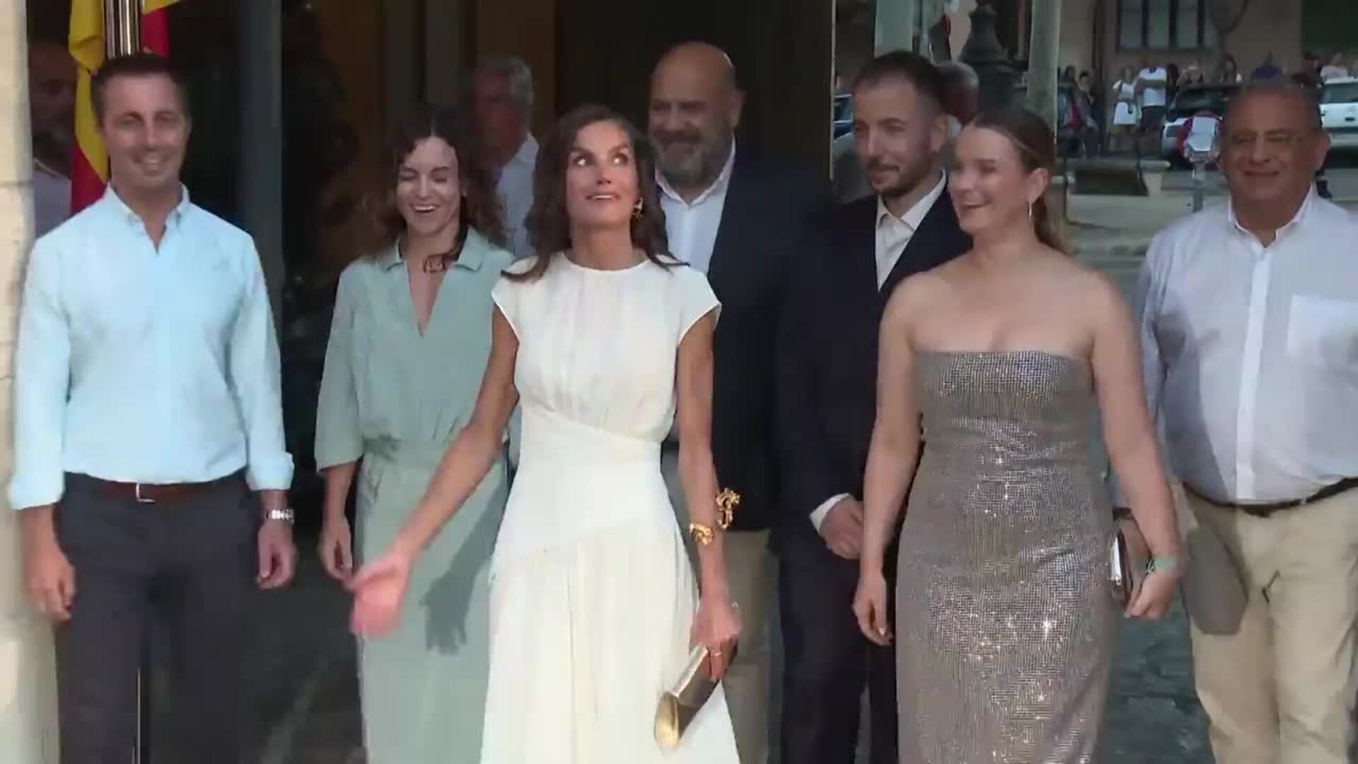 La reina Letizia, impecable de blanco en su cita con el cine en Palma de Mallorca