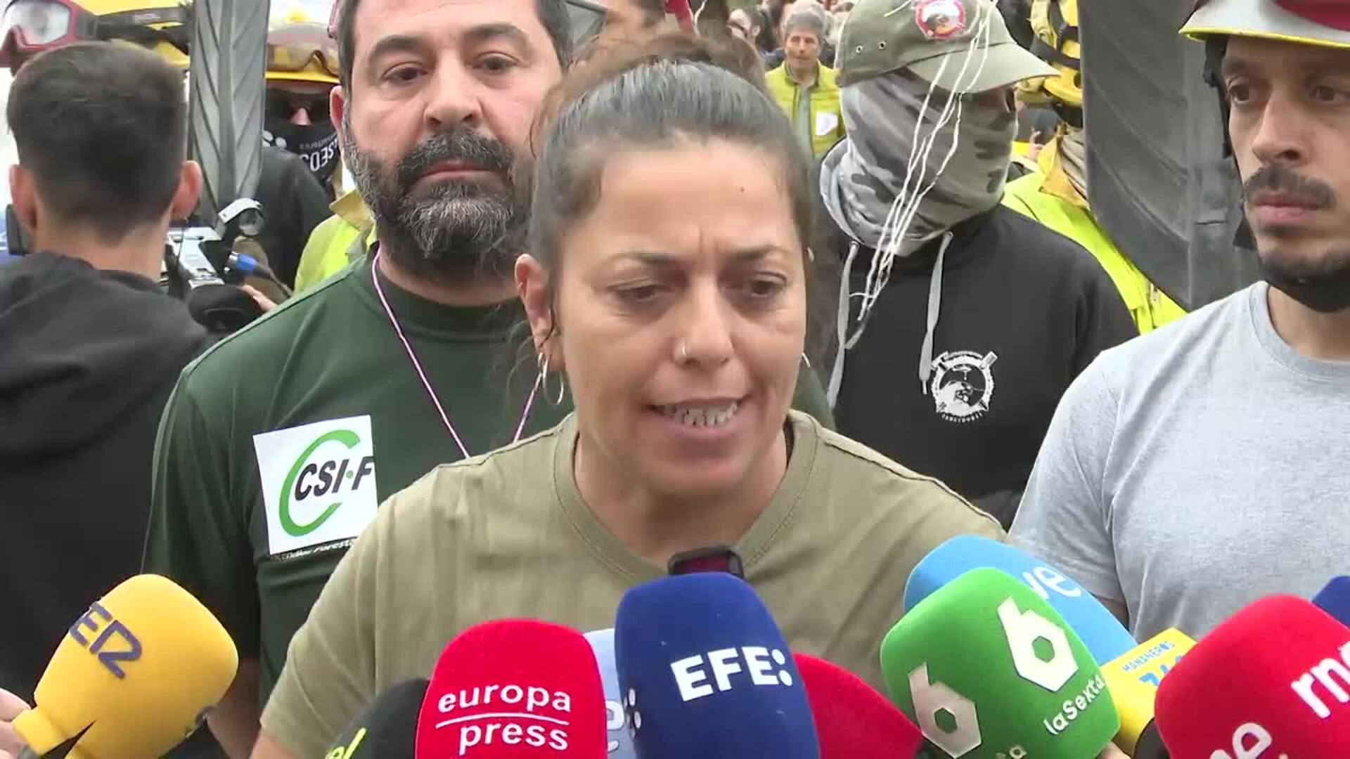 Casi 500 personas reclaman la dimisión de Quiñones por la gestión de los incendios en CyL