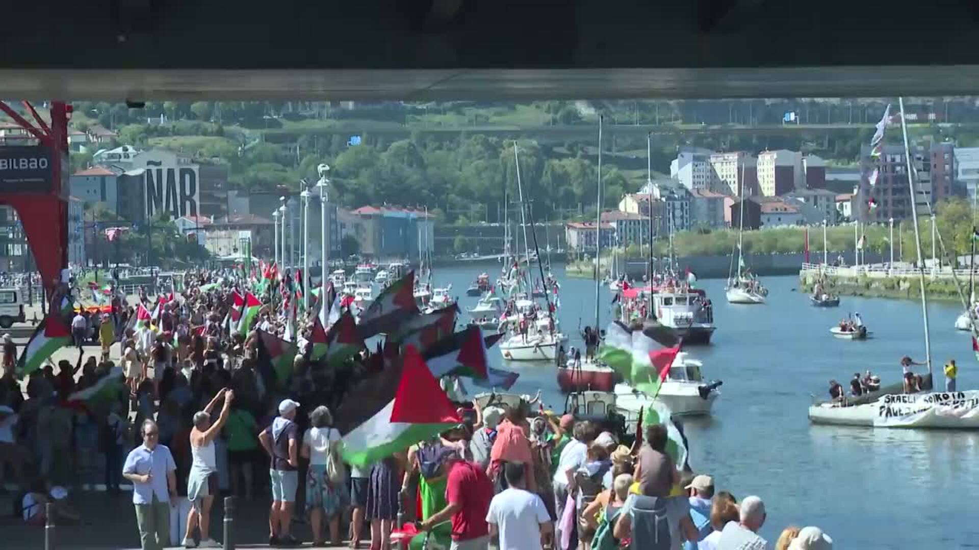 Un centenar de embarcaciones surcan la ría desde Santurce a Bilbao en solidaridad con Palestina