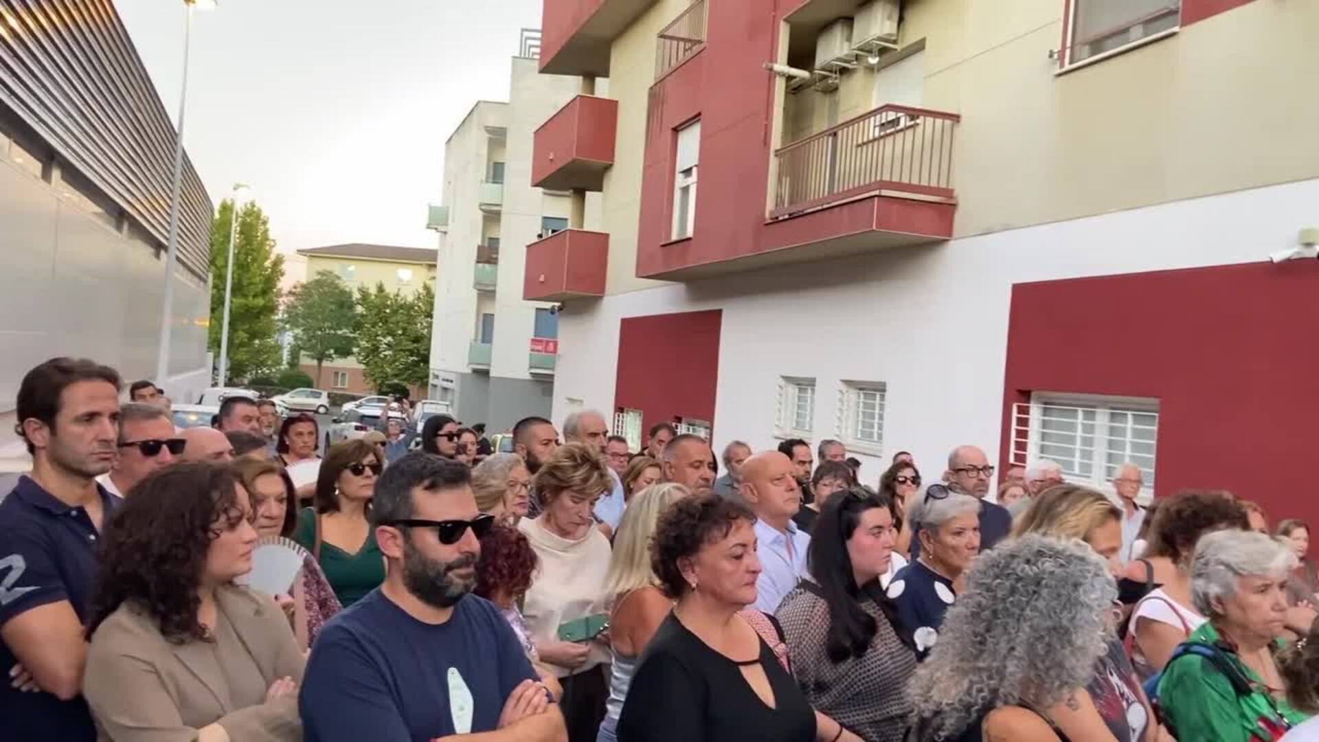 Militantes y ciudadanos despiden a Vara, uno de los "padres" de la familia socialista