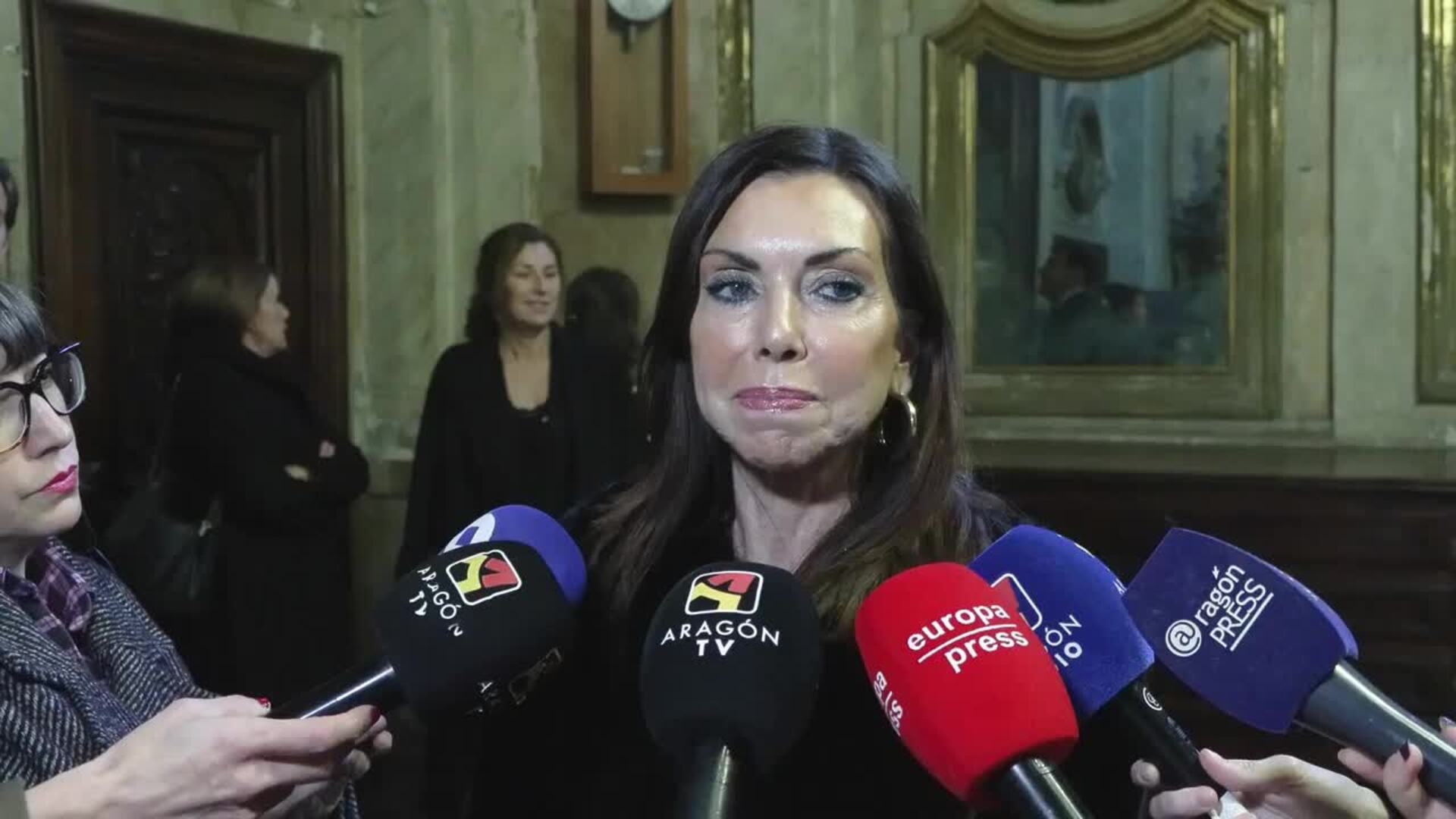 Las Cortes de Aragón donan un manto a la Virgen del Pilar