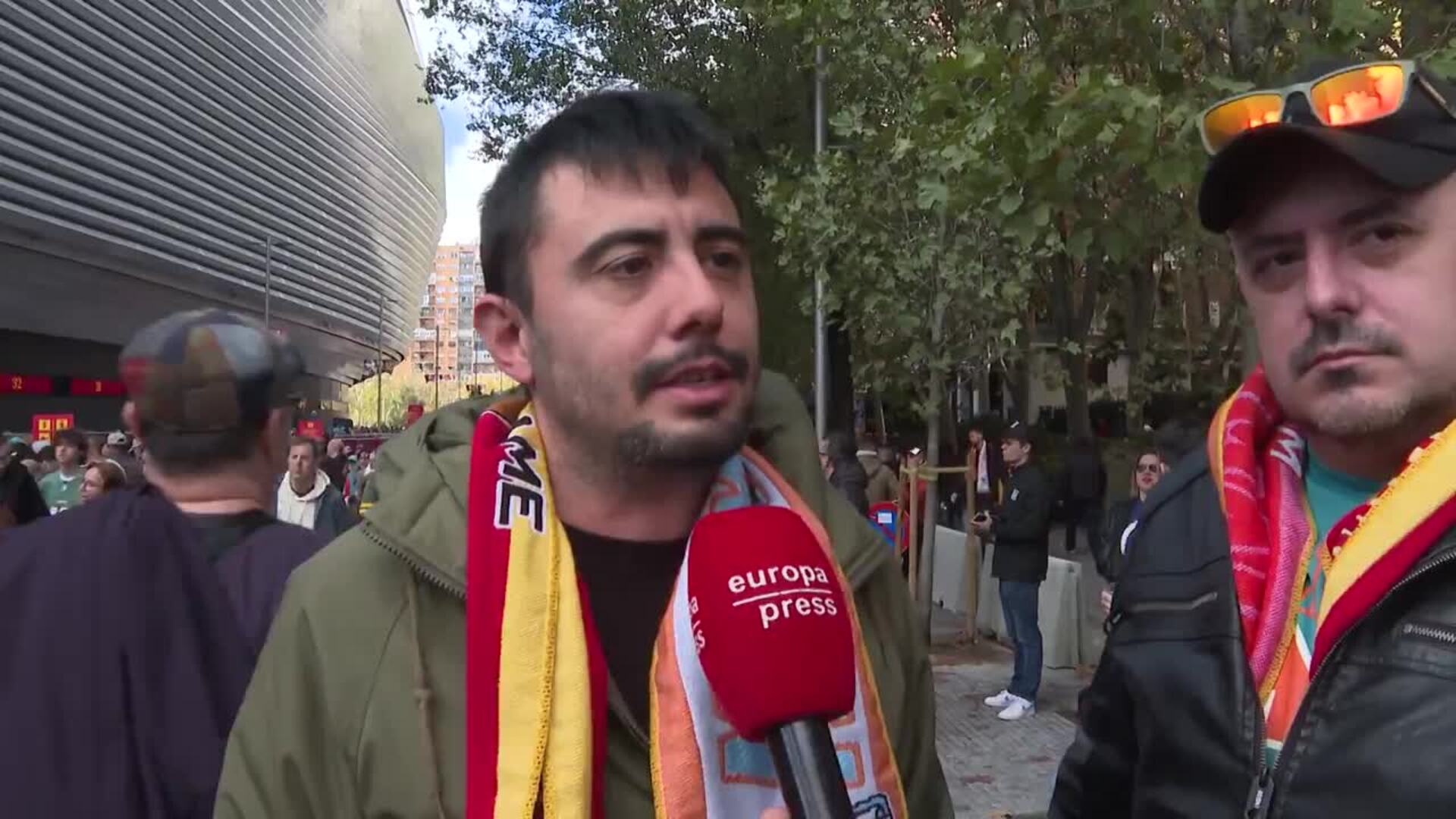 Cientos de aficionados esperan el encuentro entre Dolphins y Commanders