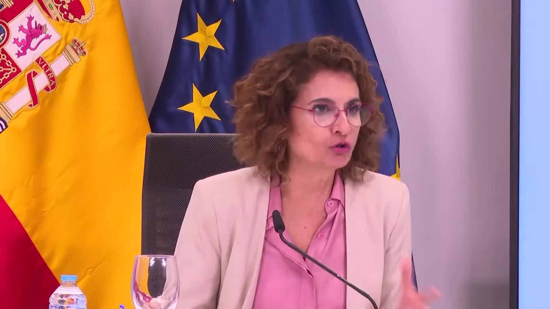 Montero avisa que CCAA perderán 5,4 millones en capacidad de gasto si se tumba senda de déficit