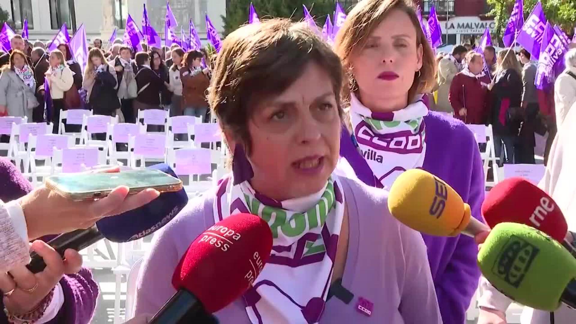 CCOO-A denuncia con una concentración de sillas vacías la “lacra” de la violencia de género