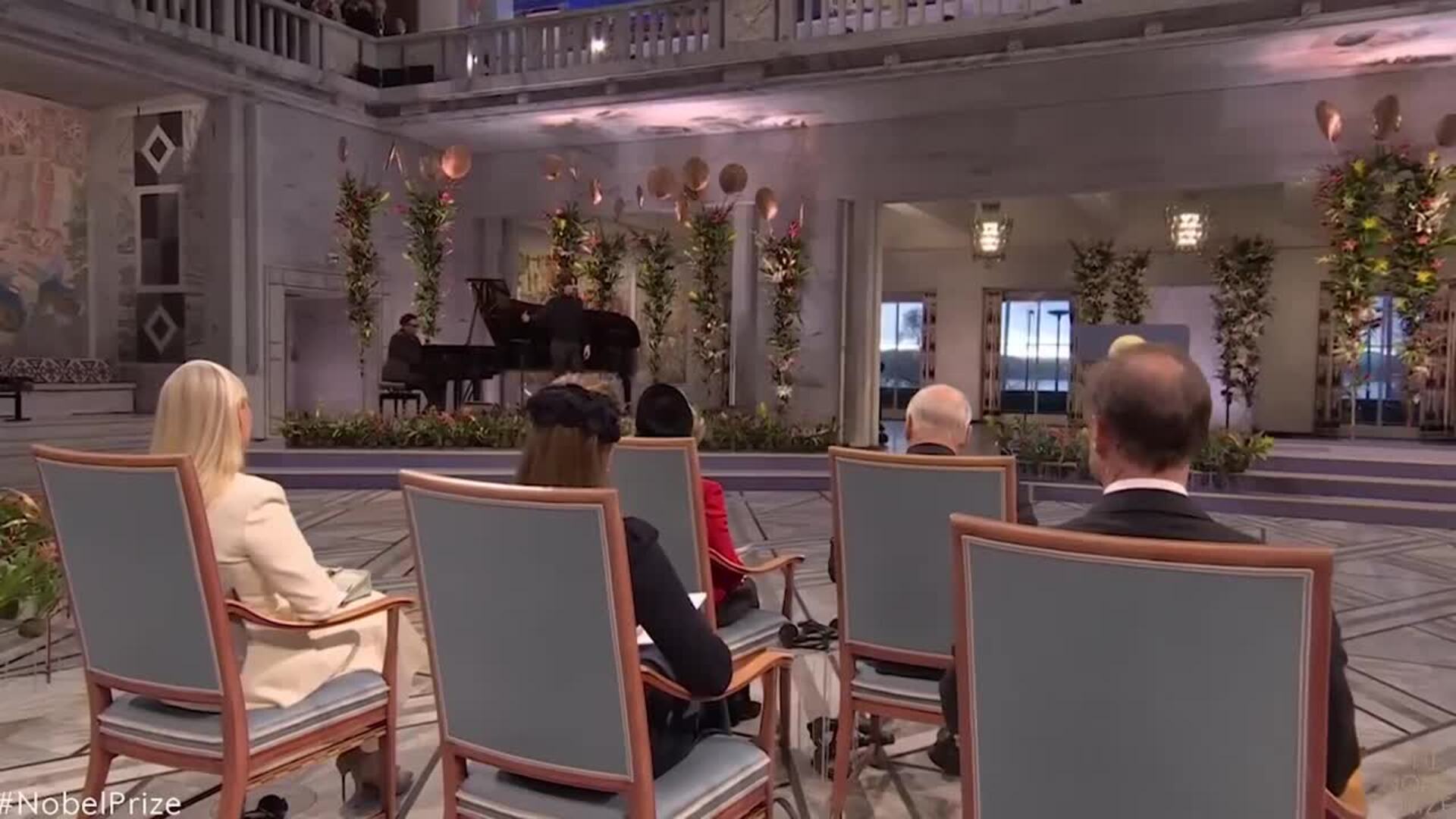 Ingrid de Noruega debuta en la entrega del Premio Nobel de la Paz apostando todo al azul marino