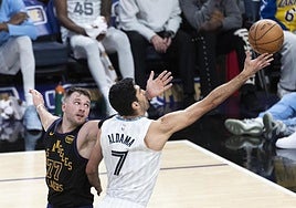 Aldama, con 15 puntos, se topa con la mejor versión de Doncic