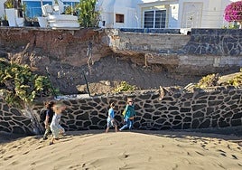 El muro de las dunas de Maspalomas se cae, pero los turistas obvian las vallas