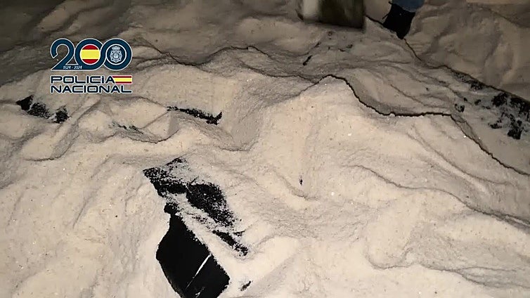 Interceptado en aguas del Atlántico un buque mercante que ocultaba casi 10 toneladas de cocaína entre un cargamento de sal
