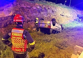 Tres heridos leves tras volcar un coche en el Carrizal de Ingenio