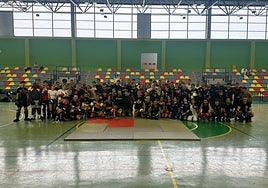 Casi un centenar de jóvenes participan en el Seminario de kickboxing del multicampeón mundial Abraham Roqueñi