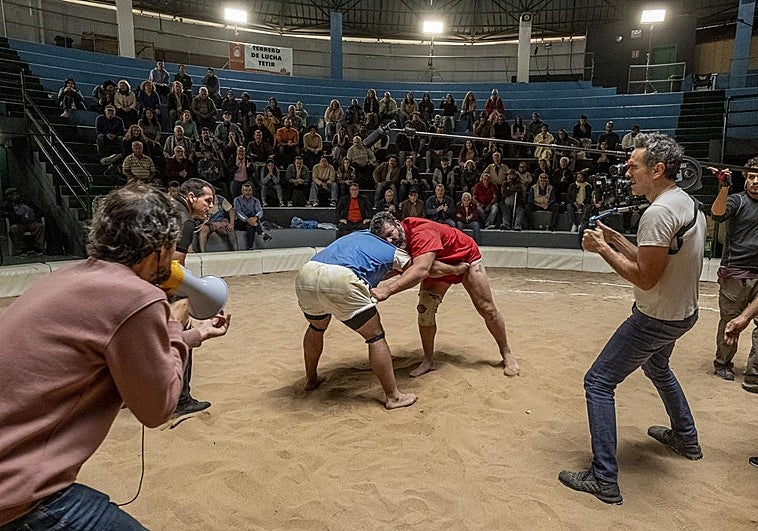 La lucha canaria se estrena en un terrero de cine | Canarias7