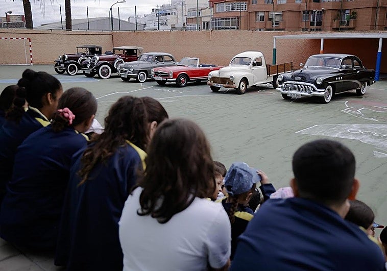 El CEIP Pepe Dámaso se acerca al pasado en coches de época