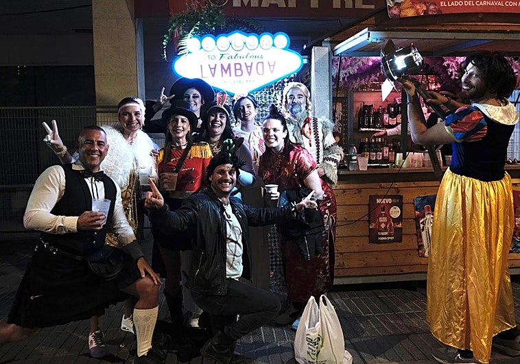 La noche del lunes de carnaval llena de vida las calles de Las Palmas de Gran Canaria