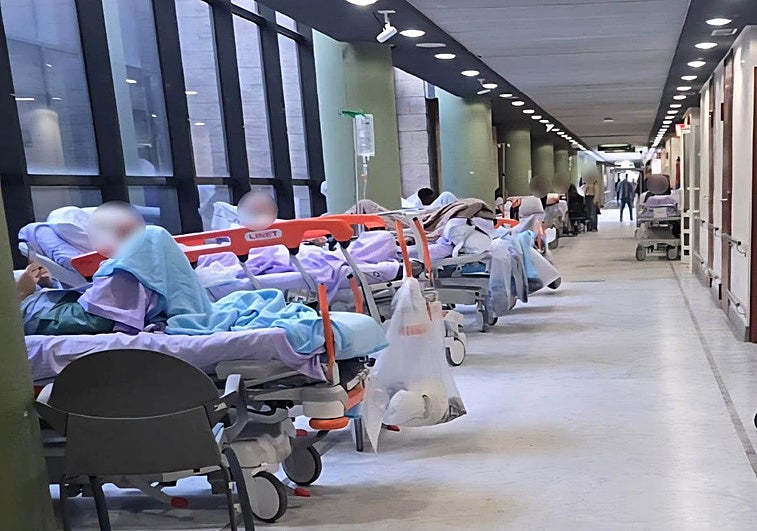 Pacientes en ascensores y aulas: Satse denuncia el colapso de las urgencias en los hospitales grancanarios