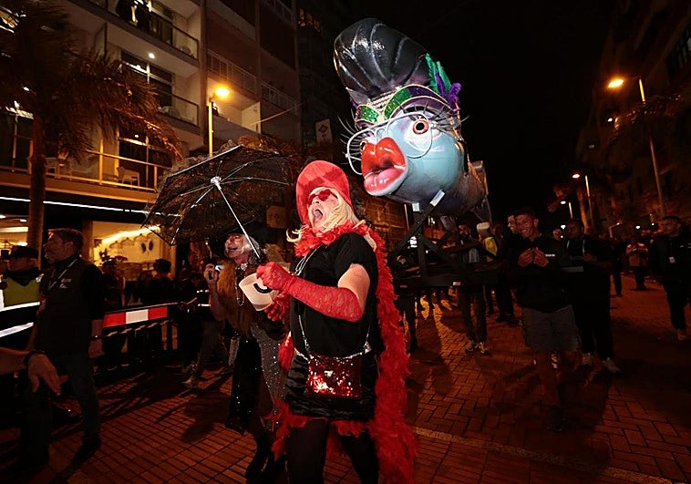Una sardina tardona se quema en Las Canteras y despide el carnaval 50