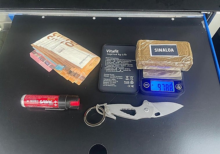 Lo paran por llevar un parque cuna en la moto y descubren que tenía droga con una etiqueta que ponía Sinaloa