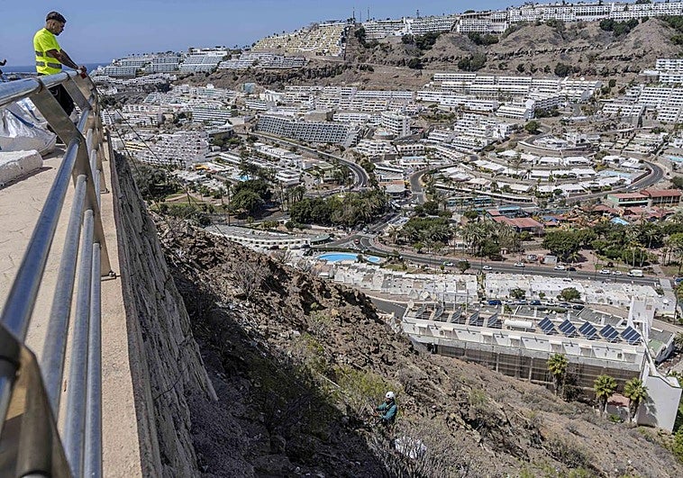 Mogán retira residuos de tres miradores de Puerto Rico