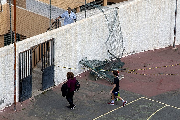Las borrascas dejan sin patio al instituto de La Vega de San José: «Es alarmante»