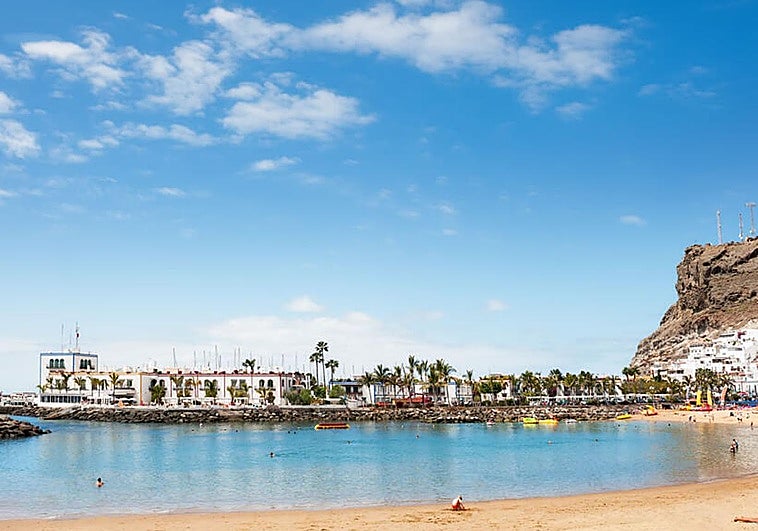 En estado grave un bañista de 55 años tras ser rescatado del mar en la playa de Mogán