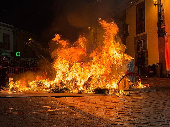 Telde llora el adiós de su carnaval 2026 tras la quema de la sardina