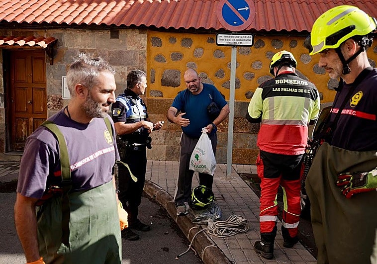 Los bomberos rescatan a un hombre que quedó atrapado en el barranco del Guiniguada cuando iba a coger su coche