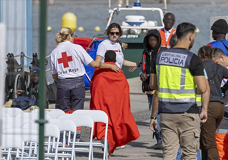 Un cayuco con 60 personas arriba al sur de Tenerife en plena borrasca