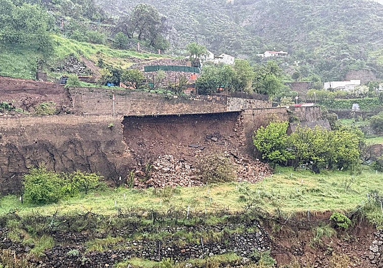 Un derrumbe en la carretera que comunica con La Culata