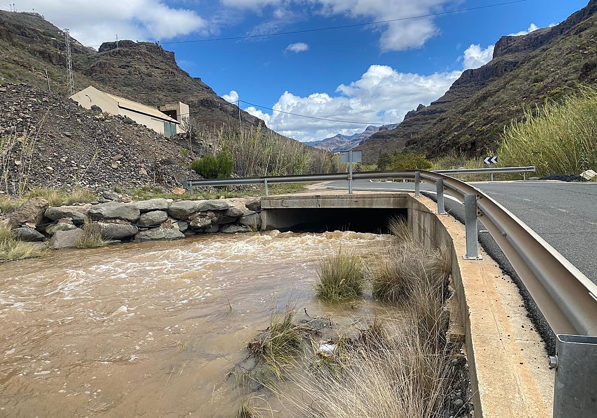 La presa de Ayagaures rebosó a las dos y media de la madrugada