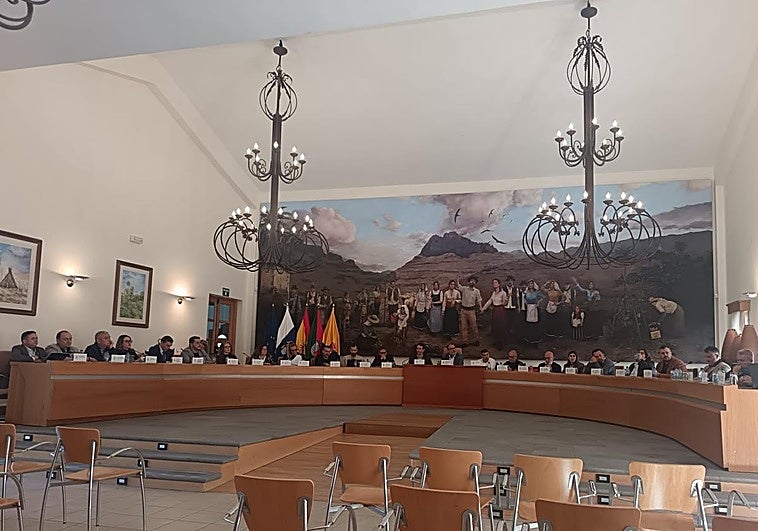 Duro enfrentamiento político en el pleno de Santa Lucía al no llevar el alcalde el informe que lo declara no adscrito