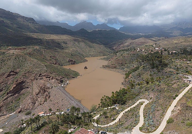 Gran Canaria empapa sus presas de agua bendita