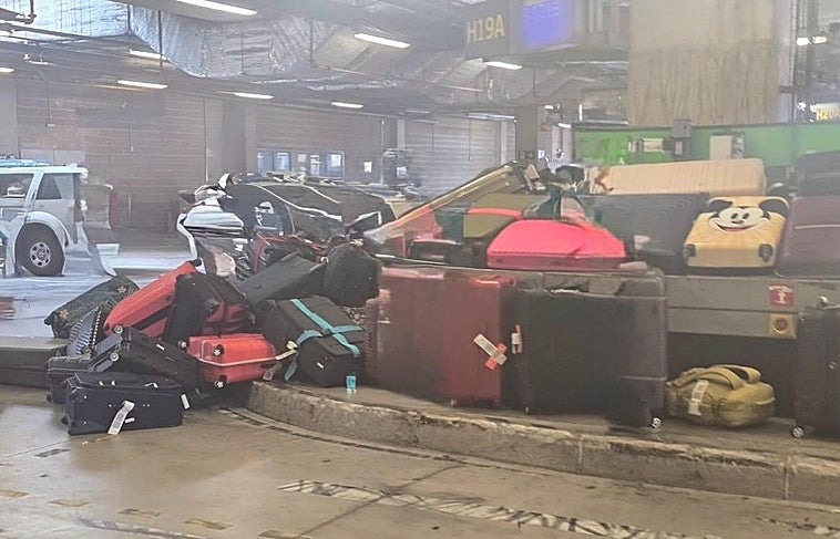 Retrasos de casi una hora y pasajeros sin maleta el primer día de huelga del ‘handling’ en Groundforce