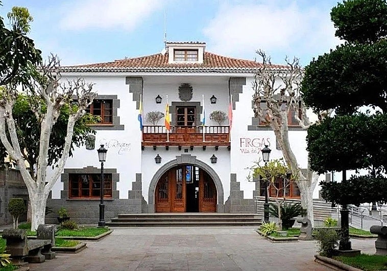 Pleno bronco en Firgas: Jaime Hernández dice haber sido expulsado de la sala y el alcalde lo desmiente