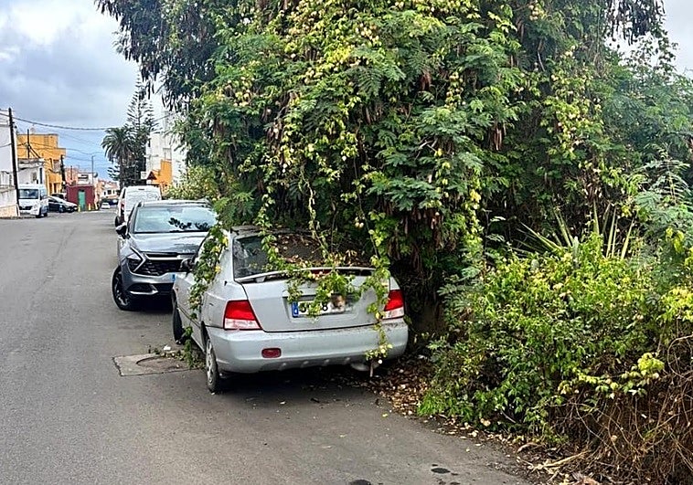 Comfir critica la inacción para retirar los coches abandonados en Firgas