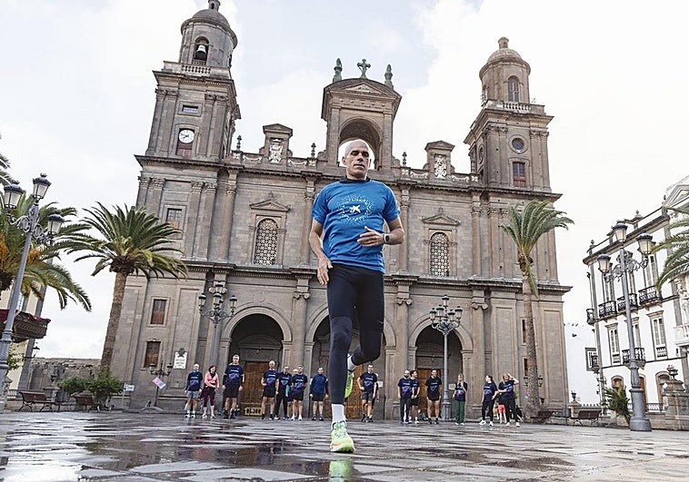 Reyes Estévez entrena en Las Palmas de Gran Canaria con una veintena de atletas populares en una ‘Social Run’ impulsada por CaixaBank