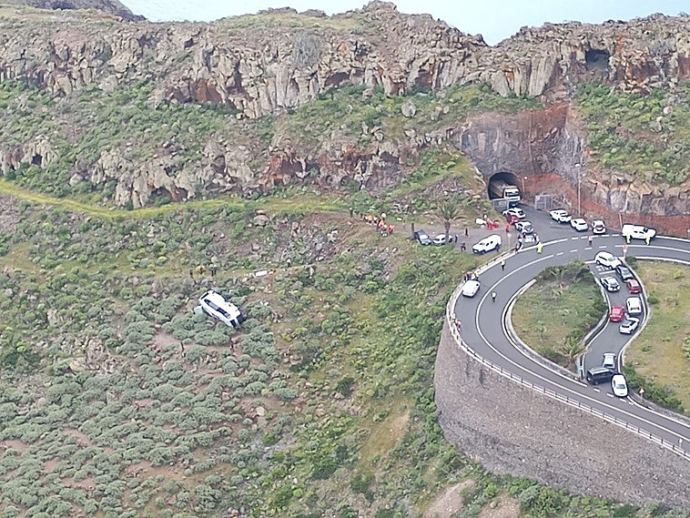 Accidente en La Gomera: un fallecido, tres heridos graves y once de carácter moderado tras precipitarse una guagua por un terraplén