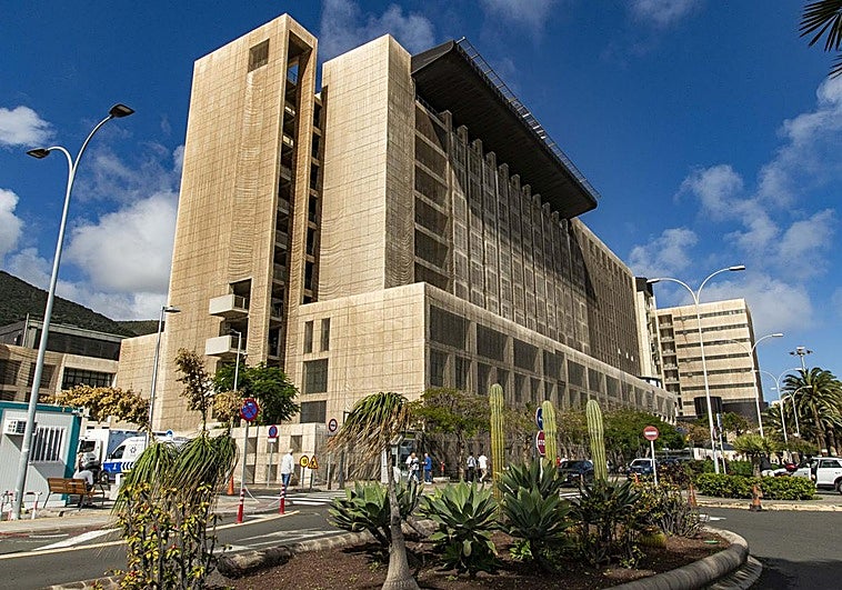El hospital Insular inicia la renovación de su fachada con una inversión de 9 millones de euros