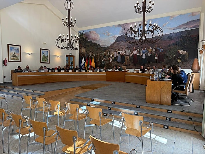 La oposición de Santa Lucía fuerza un pleno extraordinario para oficializar el pase a no adscritos del alcalde y cinco concejales