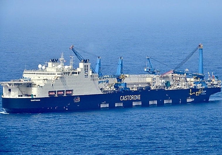 El megabuque de tuberías submarinas atraca en Gran Canaria y el Puerto de Las Palmas declara el 100% de ocupación