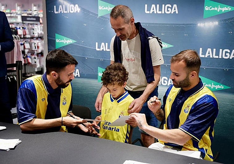 Locura por un autógrafo de Jesé y Kirian