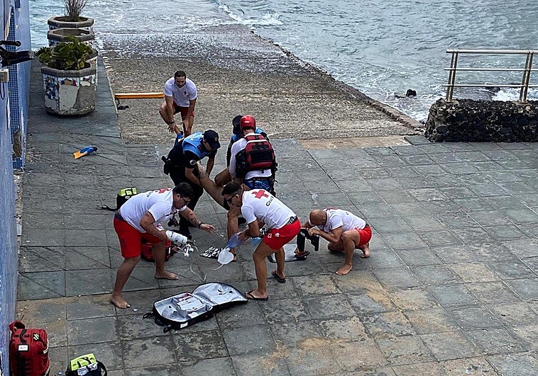 Un hombre, rescatado en estado crítico del mar en La Isleta