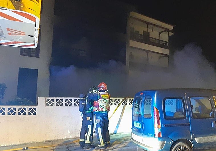Muere una mujer en un incendio en Los Realejos que deja siete intoxicados, tres de ellos críticos