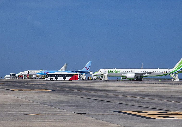 Canarias toca techo y perderá este verano un millón de plazas aéreas, con Tenerife a la cabeza