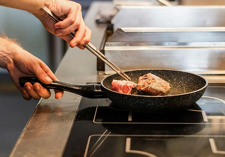 ¿Estás usando la sartén correcta? Esto es lo que dicen los expertos sobre los materiales más seguros y eficaces para cocinar