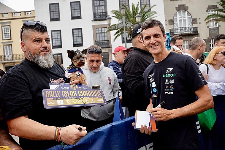 La Plaza de Santa Ana vibra con la presencia de las estrellas del Rally Islas Canarias en la firma de autógrafos
