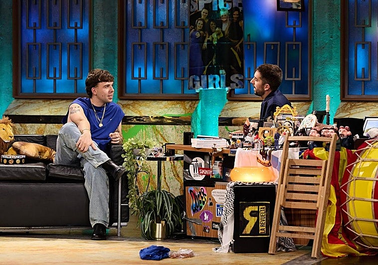 Un naife, el regalo de Quevedo a Broncano en ‘La Revuelta’